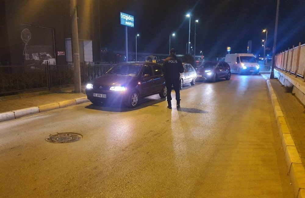 Balıkesir’de polis ekipleri, vatandaşların huzuru için gerçekleştirdiği denetimde aranan 13