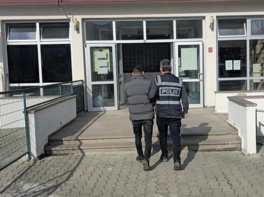 Balıkesir’de hapis cezası bulunan 22 şahıs tutuklandı Balıkesir’de polis ekipleri aranan şahıslara yönelik gerçekleştirdiği operasyonlarda hapis cezası
