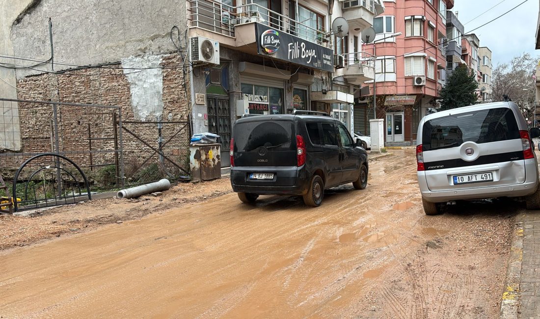 Erdek’te çamurlu yollar vatandaş ve esnafın tepkisine neden oldu Erdek’te altyapı çalışmaları kapsamında oluşan çukurlar ve çamura dönen yollar