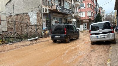 Erdek’te altyapı çalışmaları kapsamında oluşan çukurlar ve çamura dönen yollar
