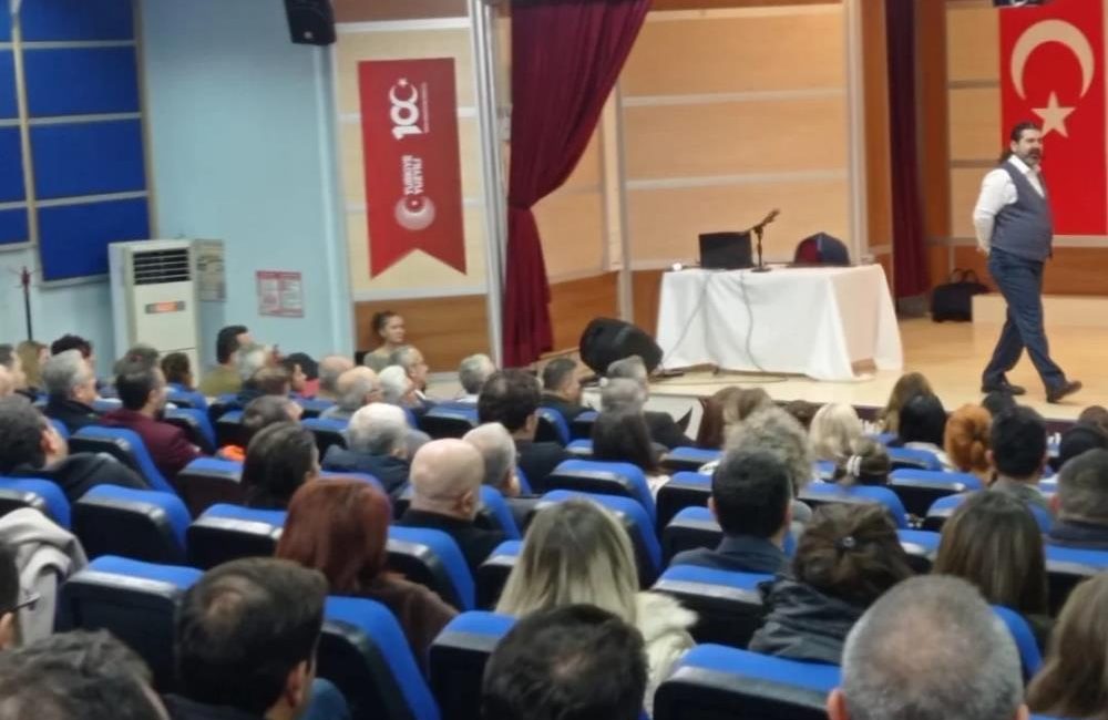 Veli Akademisi ile aileler, çocukların başarı yolculuğuna eşlik ediyor Balıkesir Valiliği himayelerinde İl Milli Eğitim Müdürlüğü tarafından gerçekleştirilen “Veli