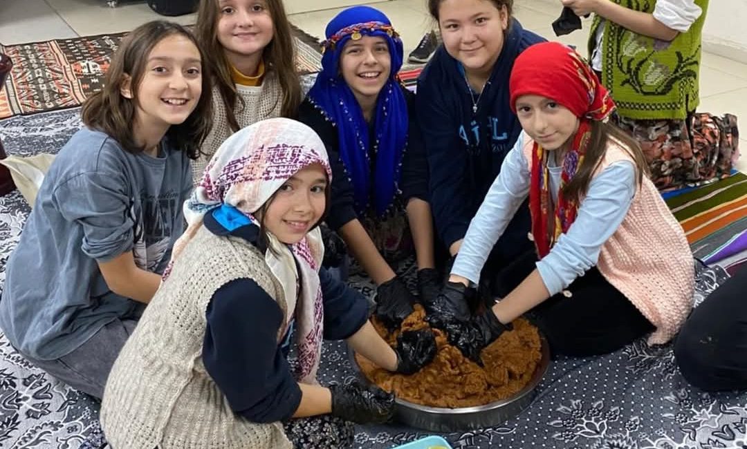 Bandırma’da ortaokul öğrencilerinden sıra gecesi Ali Öztaylan Anadolu İmam Hatip Ortaokulu öğrencileri etkinlik haftası kapsamında