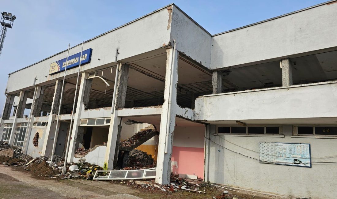 Bandırma Gar binasında deprem güvenliği için güçlendirme çalışmaları Bandırma Gar binasında, deprem güvenliği için başlatılan güçlendirme çalışmalarının 15