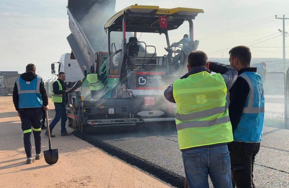Balıkesir Büyükşehir Belediyesi, Gönen Sanayi Sitesi’nde uzun süredir yaşanan yol