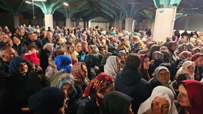 Bandırma’dan umreye gidecek 120 kişilik kafile, dualar ve ilahiler eşliğinde
