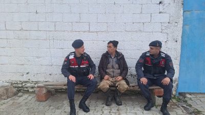 Burhaniye İlçe Jandarma Komutanlığı personeli, kırsal mahallelerde yaşayan yaşlı vatandaşları