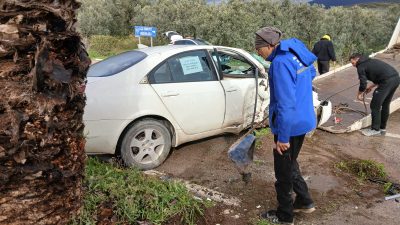 Erdek’te yola dökülen mazot nedeniyle kayganlaşan yolda kontrolden çıkan otomobil