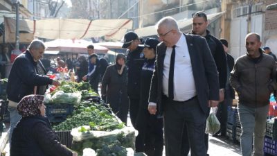 Edremit merkezde ilçenin en büyük halk pazarını ziyaret eden Edremit