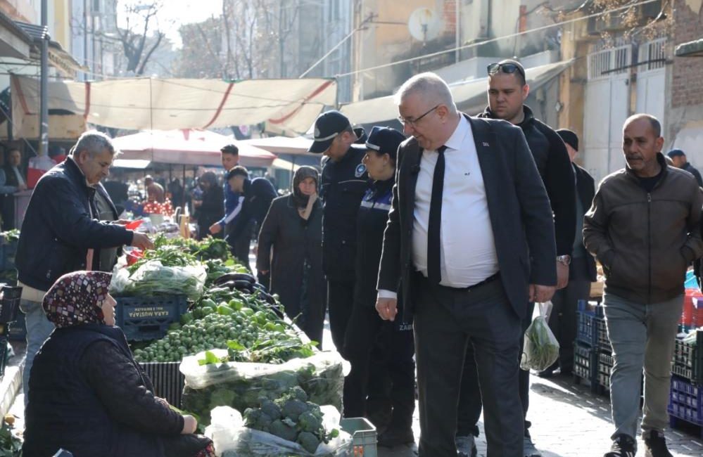 Başkan Ertaş Çarşamba Pazarında esnafı ziyaret etti Edremit merkezde ilçenin en büyük halk pazarını ziyaret eden Edremit