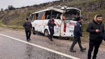 Gönen’de servis aracı yağışlı havada kaza yaptı. Kazada 4’ü ağır