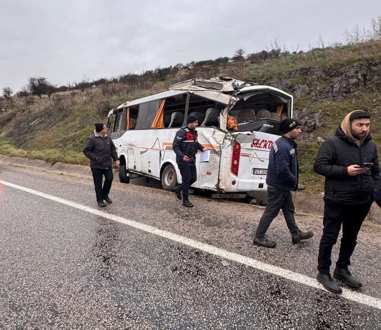 Gönen’de servis kazası: 4’ü ağır 26 yaralı Gönen’de servis aracı yağışlı havada kaza yaptı. Kazada 4’ü ağır