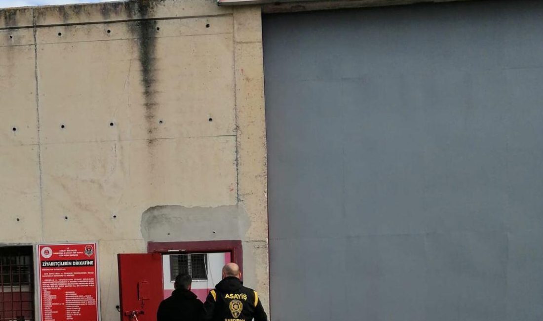 27 yıl hapis cezası bulunan şahıs Bandırma’da yakalandı Bandırma’da 27 yıl 2 ay 21 gün kesinleşmiş hapis cezası
