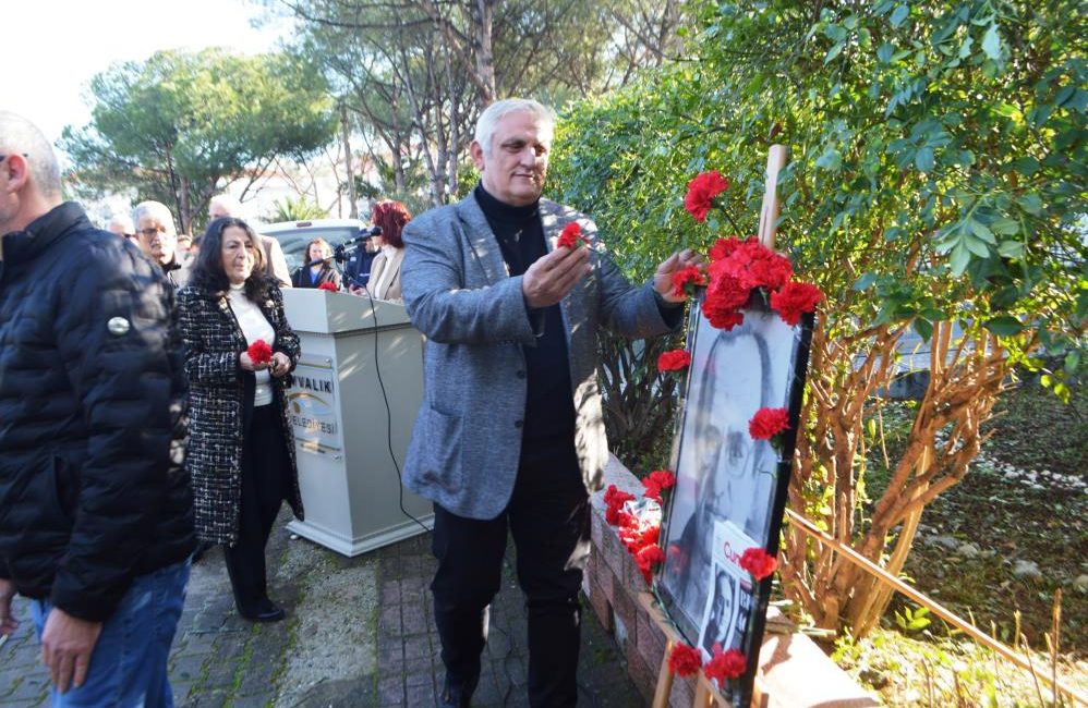 Uğur Mumcu vefatının 32. yılında Ayvalık’taki evi önünde anıldı Ankara’da 24 Ocak 1993 tarihinde otomobiline yerleştirilen bombanın patlatılması sonucu