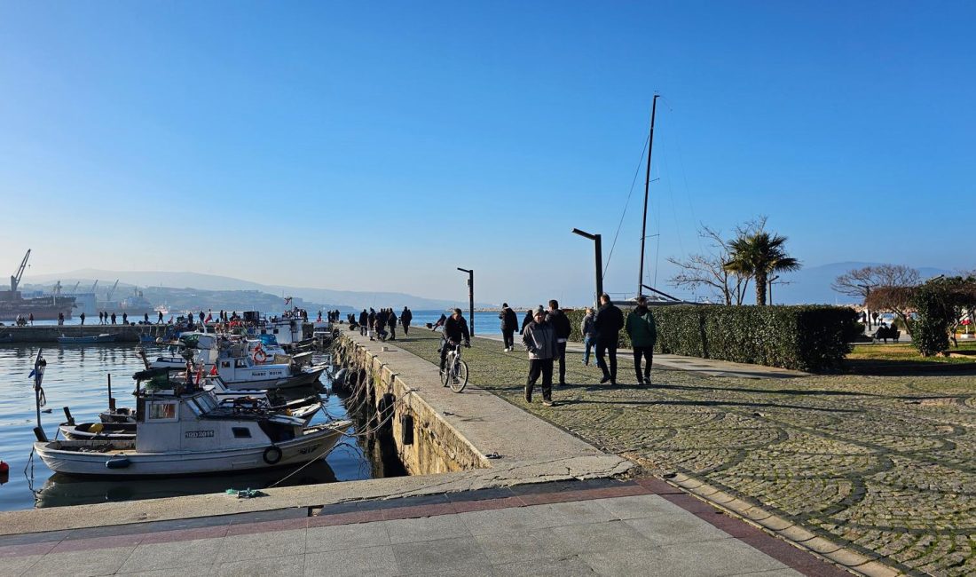 Ocak ortasında güneşli havayı gören Bandırmalılar sahile akın etti Bandırma’da ocak ayının ortasında güneşli havayı gören vatandaşlar sahile akın