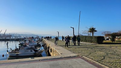 Bandırma’da  ocak ayının ortasında güneşli havayı gören vatandaşlar sahile akın