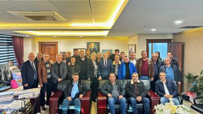 Bandırma Belediye Başkanı Dursun Mirza, emekli belediye personellerini makamında ağırlayarak
