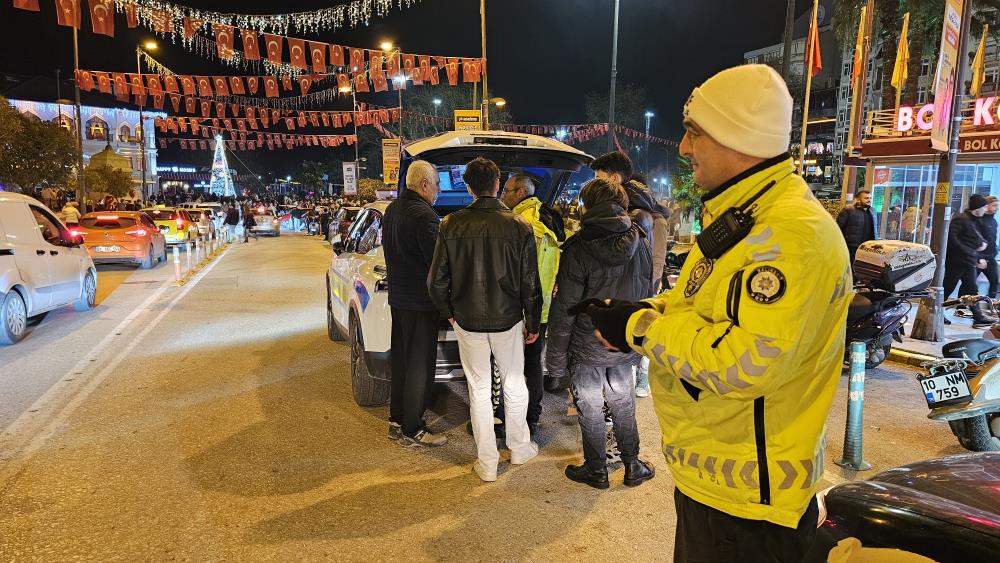 Bandırma’da ilk trafik cezası ehliyetsiz sürücüye kesildi Bandırma İlçe Emniyet Müdürlüğü ekipleri, yılbaşı nedeniyle şehrin çeşitli noktalarında