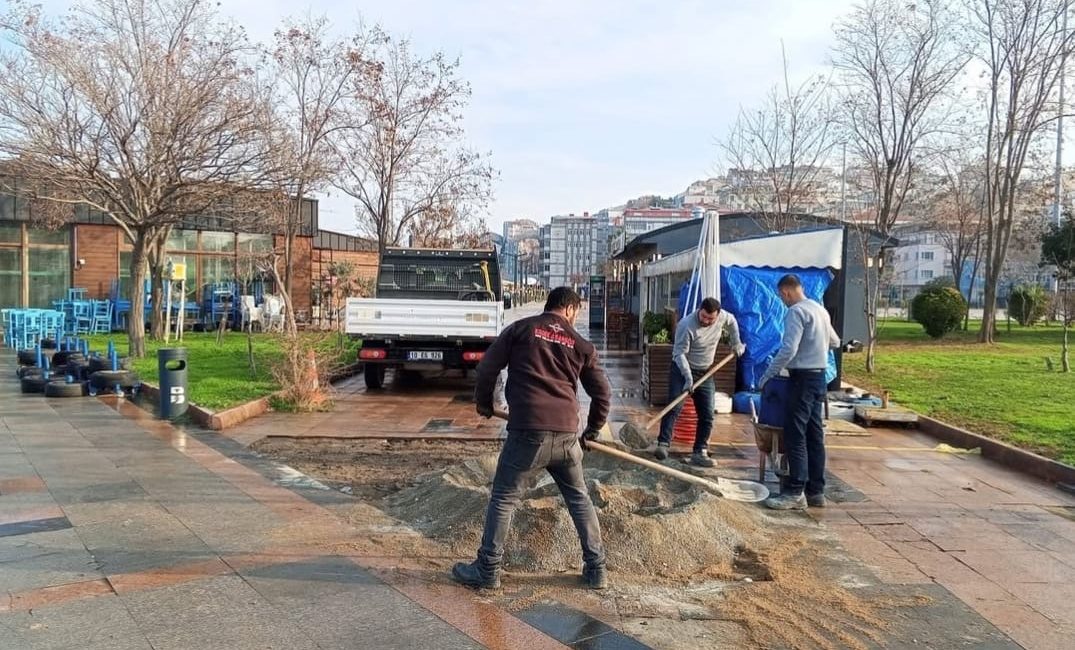 Bandırma Mendirek Yolunda bakım çalışması Balıkesir Büyükşehir Belediyesi, Bandırma Sahil Bandı’ndaki Mendirek yolunda kapsamlı onarım