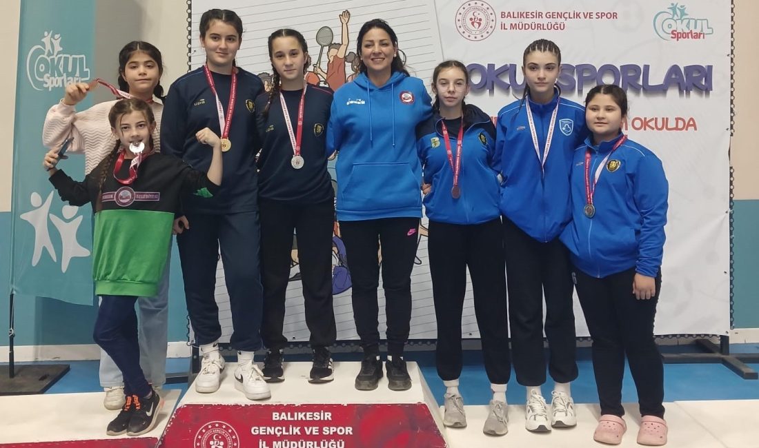 Susurluk öğrencileri Güreş İl Şampiyonası’ndan madalyalarla döndü Okullar Arası Yıldızlar Güreş İl Şampiyonası’nda Kızlar kategorisinde il 2’nciliği,
