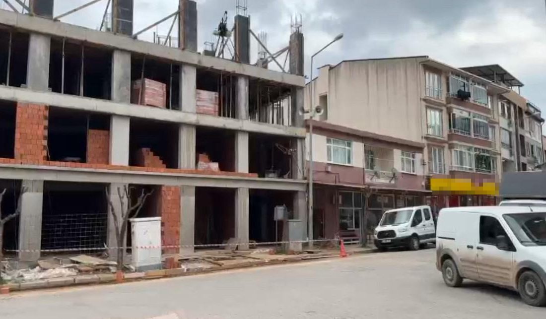 Gönen’de inşaattan düşen işçi hayatını kaybetti Gönen’de çalıştığı inşaatın 3. katından düşen bir işçi hayatını kaybetti.