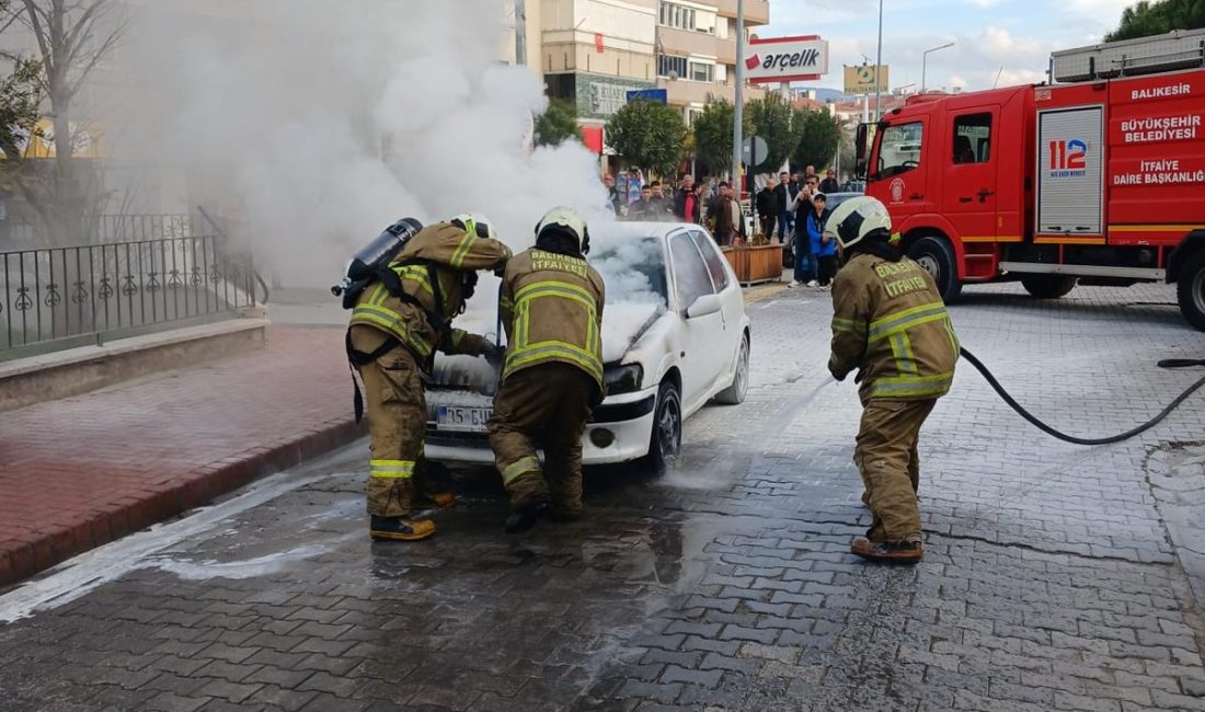 Balıkesir’de seyir halindeki iki araçta yangın çıktı Burhaniye ‘de seyir halindeyken çıkan iki ayrı araç yangını, itfaiye