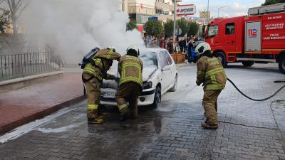 Burhaniye ‘de seyir halindeyken çıkan iki ayrı araç yangını, itfaiye