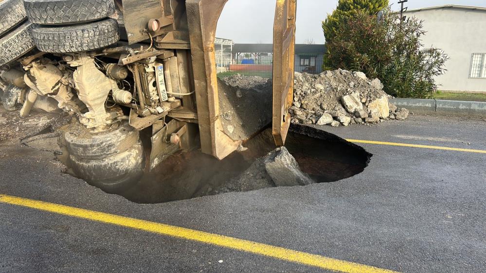 Balıkesir’de yol yarıldı, hafriyat kamyonu içine düştü Edremit’te hafriyat kamyonu adeta yarılan yolun içine düştü. Bölgede yaşanan