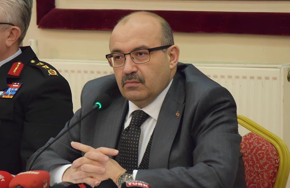 Vali Ustaoğlu “Sokak çetelerine, mafya bozuntularına izin vermeyeceğiz” Balıkesir Valisi İsmail Ustaoğlu, Balıkesir’in 30 büyükşehir arasında yakalanan şahıslar