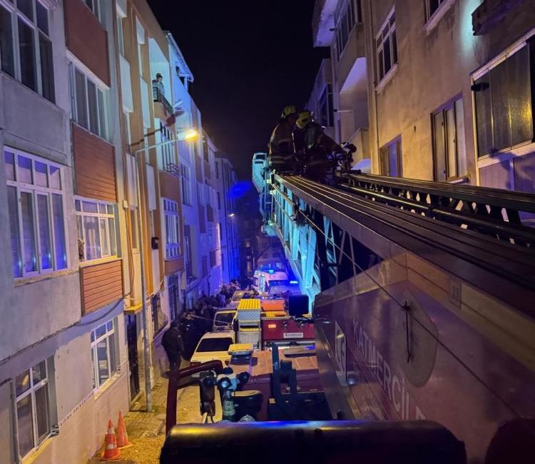 Bandırma’da yangın faciası: 1 kişi hayatını kaybetti , 1 itfaiye eri yaralandı Bandırma’da bir apartman dairesinde çıkan yangında dumandan etkilenen bir kişi