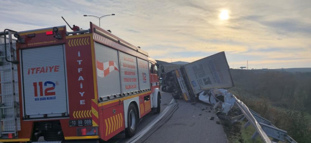 Balıkesir’de Yeniköy gişeler mevkiinde meydana gelen tek taraflı trafik kazasında