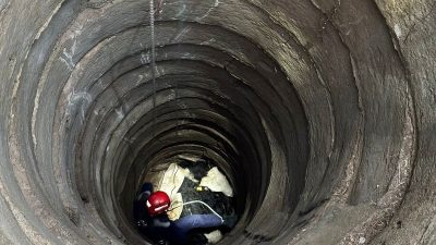 Gömeç’de bir büyükbaş hayvan, düştüğü kuyudan itfaiye ekipleri tarafından vinçle