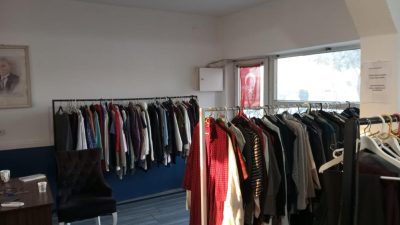 Ayvalık Belediyesi’nin maddi durumu yetersiz vatandaşlara yardım amacıyla açılışını gerçekleştirdiği