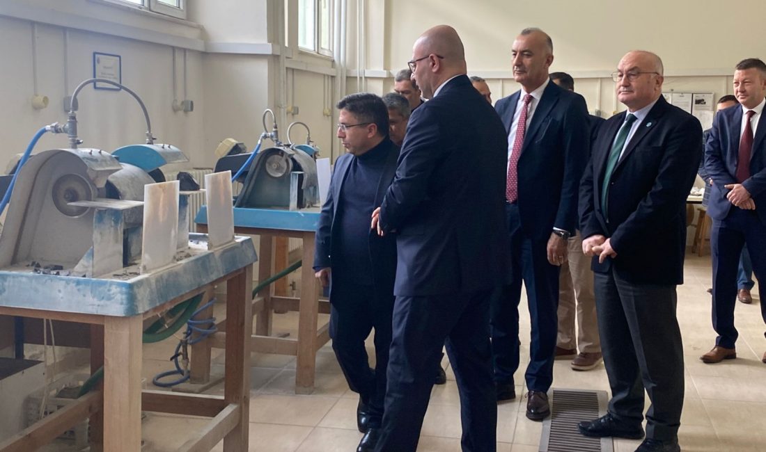 Rektör Prof. Dr. Yücel Oğurlu, Dursunbey Meslek Yüksekokulu’nda atölyeleri inceleyerek