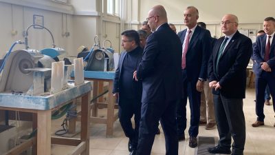 Rektör Prof. Dr. Yücel Oğurlu, Dursunbey Meslek Yüksekokulu’nda atölyeleri inceleyerek