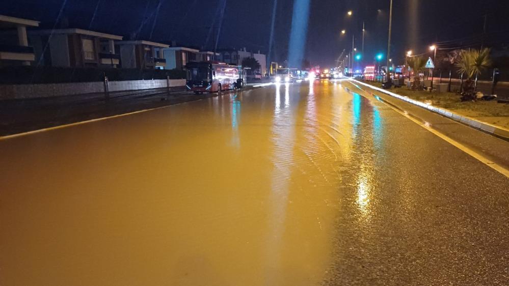 Su baskını nedeniyle trafiğe kapanan İzmir – Çanakkale Karayolu tekrar trafiğe açıldı Kazdağları’ndan inen kar suları ve sağanak yağış nedeniyle oluşan su