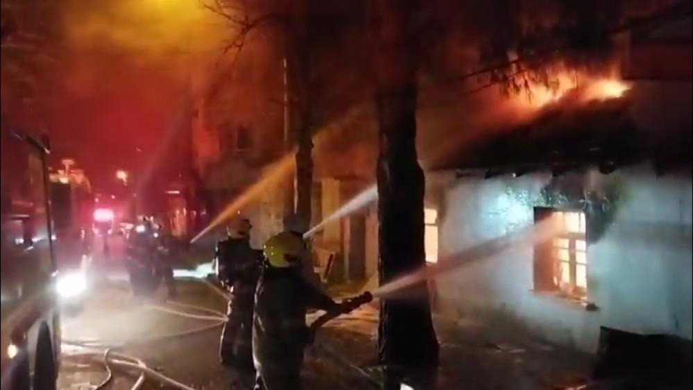 Balıkesir’de ev yangını korkuttu Edremit’te bir evde çıkan yangın itfaiye ekiplerinin hızlı müdahalesiyle kontrol