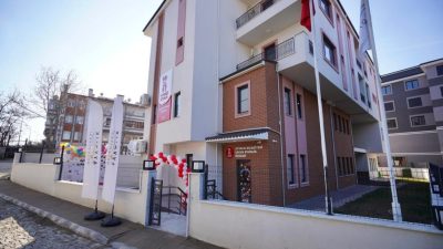 Ayvalık’ta Yuvamız Ayvalık Çocuk Etkinlik Merkezi, törenle hizmete açıldı. Ayvalık