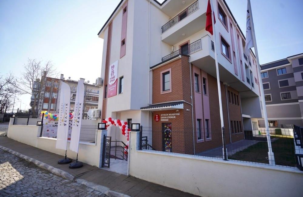 Ayvalık’ta Yuvamız Ayvalık Çocuk Etkinlik Merkezi, törenle hizmete açıldı. Ayvalık