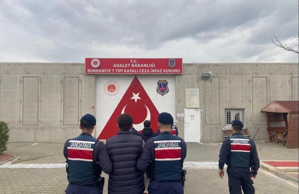Balıkesir’de 6 günde 45 düzensiz göçmen yakalandı, 2 organizatör tutuklandı Balıkesir’de 6 günlük operasyonlarda 45 düzensiz göçmen yakalandı, gözaltına alınan