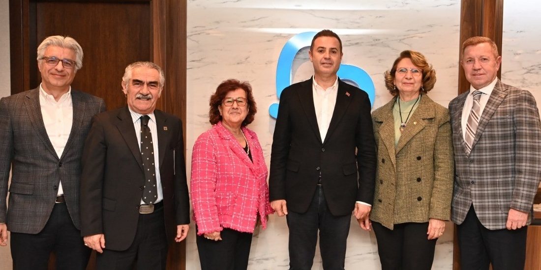 Atatürkçü Düşünce Derneği Bandırma Şubesi Başkanı Zeynep Yeşiltaş ve yönetim