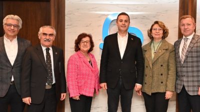 Atatürkçü Düşünce Derneği Bandırma Şubesi Başkanı Zeynep Yeşiltaş ve yönetim