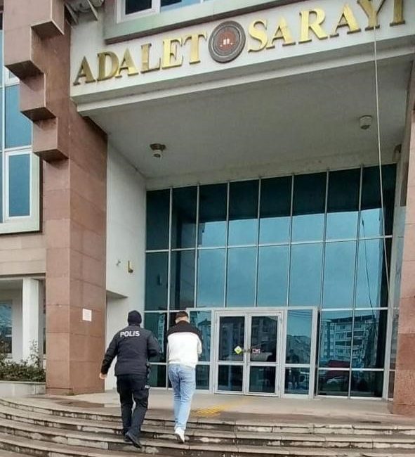 Balıkesir’de polis ekipleri aranan şahıslara yönelik eş zamanlı gerçekleştirdiği operasyonlarda