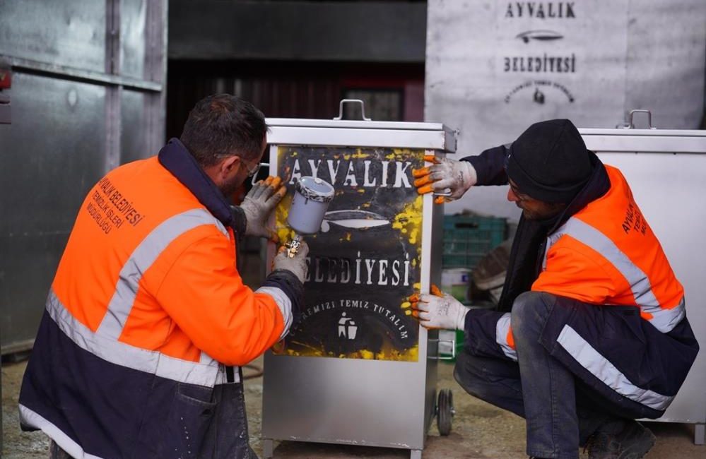 Ayvalık Belediyesi, öz kaynaklarıyla kentin ihtiyacı olan çöp konteynerini kendi