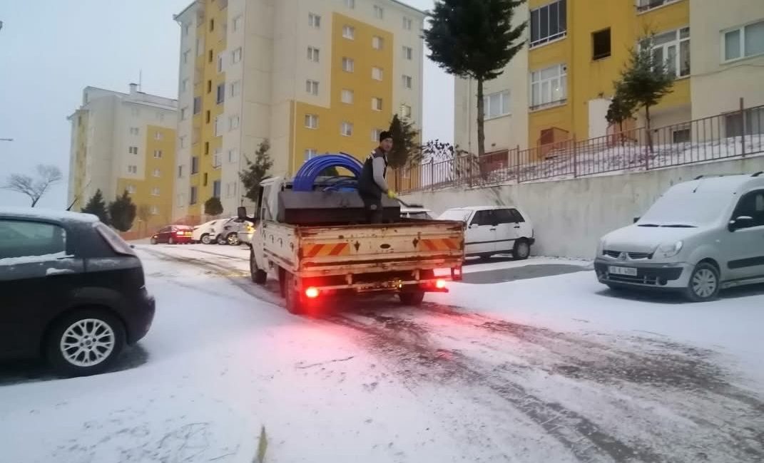 Dursunbey Belediyesi, kar yağışına karşı ana arterlerde, hastane yollarında ve