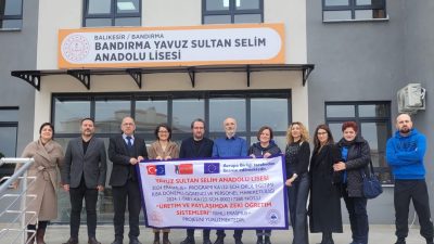 Bandırma Yavuz Sultan Selim Anadolu Lisesi’nde görev yapan 12 öğretmen,