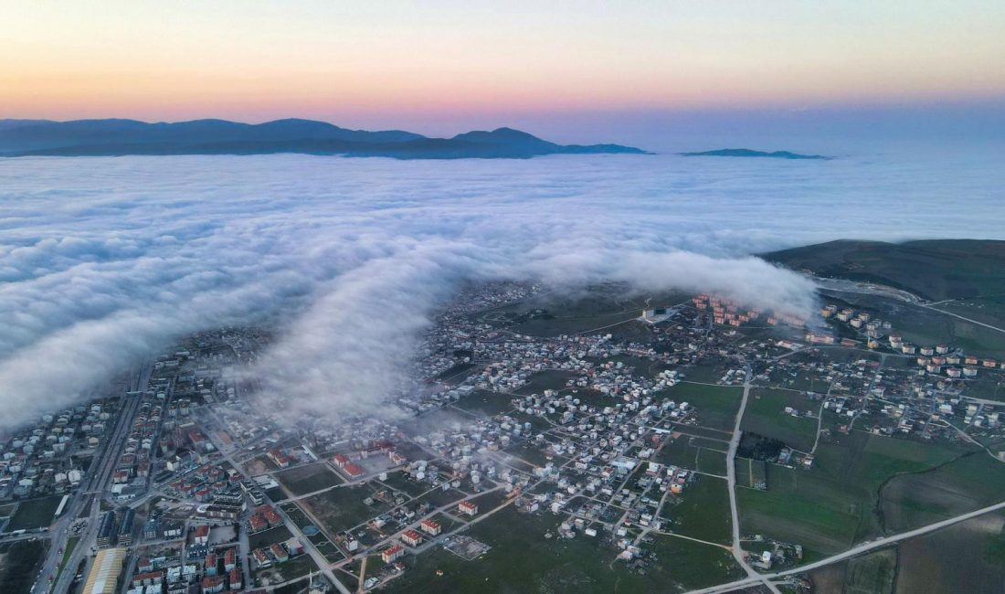 Bandırma’da sis şöleni Bandırma’da deniz üzerinden yükselen yoğun sis bulutları seyri doyumsuz manzara