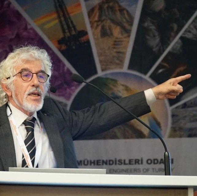 ÇOMÜ Jeoloji Mühendisliği Bölümü’nden emekli Prof. Dr. Doğan Perinçek, Santorini