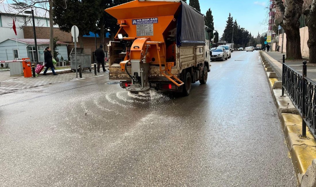 Bandırma’nın yolları buzlanmaya karşı tuzlandı Bandırma’da hava şartları nedeniyle belediye ekipleri tarafından yollar tuzlanarak önlemler