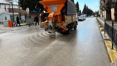 Bandırma’da hava şartları nedeniyle belediye ekipleri tarafından yollar tuzlanarak önlemler