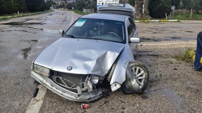 Düzler Kavşağı’nda meydana gelen trafik kazasında bir otomobil trafik ışıklarının